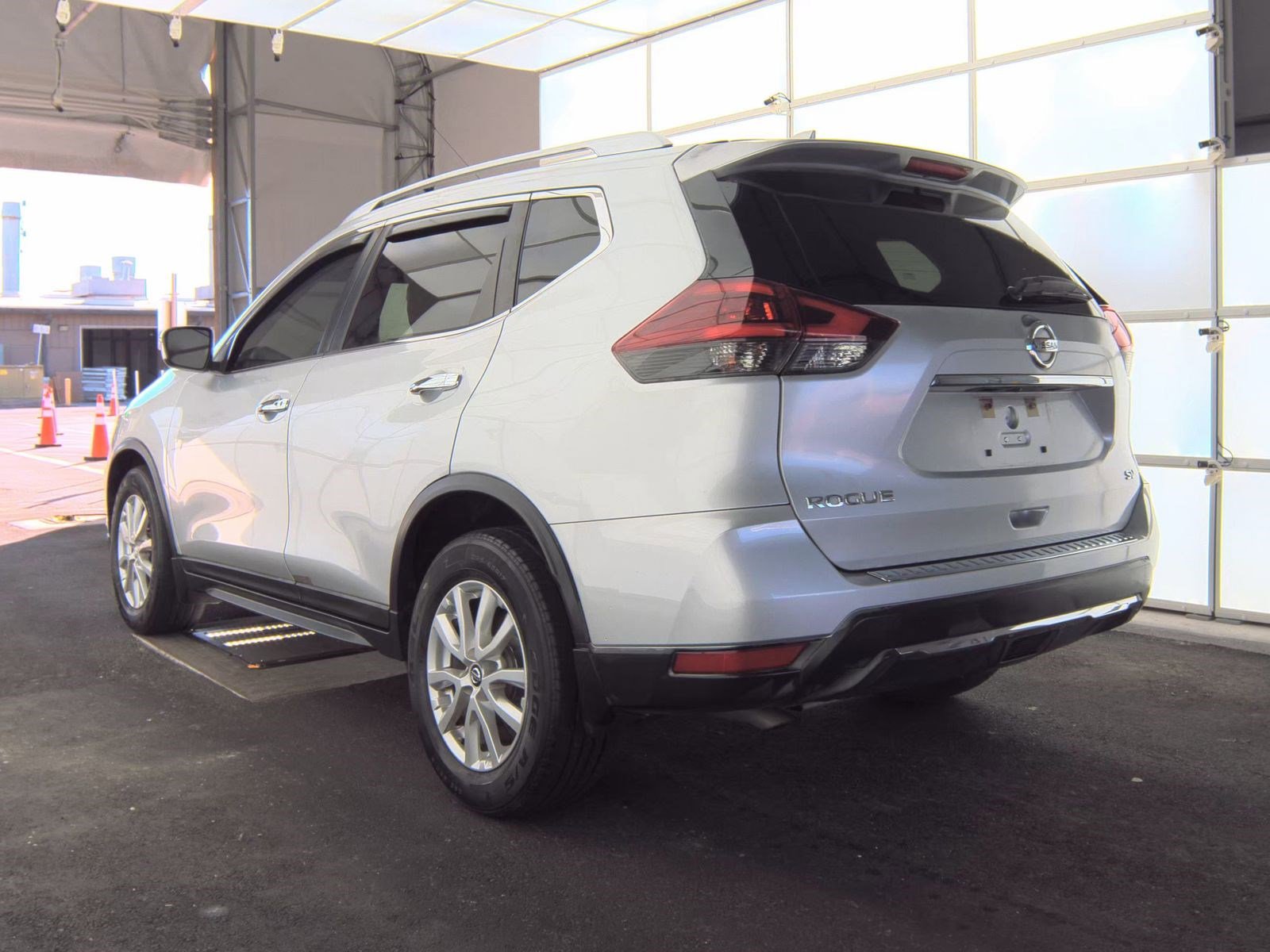 Used 2018 Nissan Rogue SV image 8