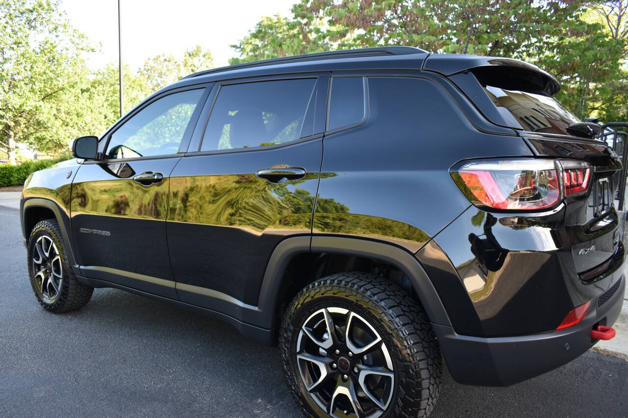 Used 2025 Jeep Compass Trailhawk w/ Sun & Sound Group AWD/4WD image 33