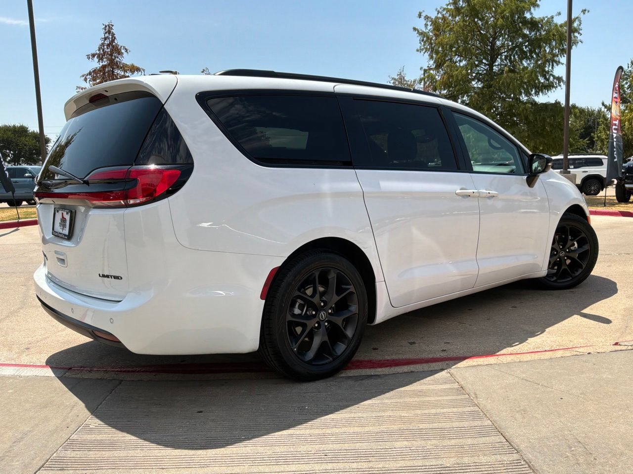 Used 2025 Chrysler Pacifica Limited FWD image 6