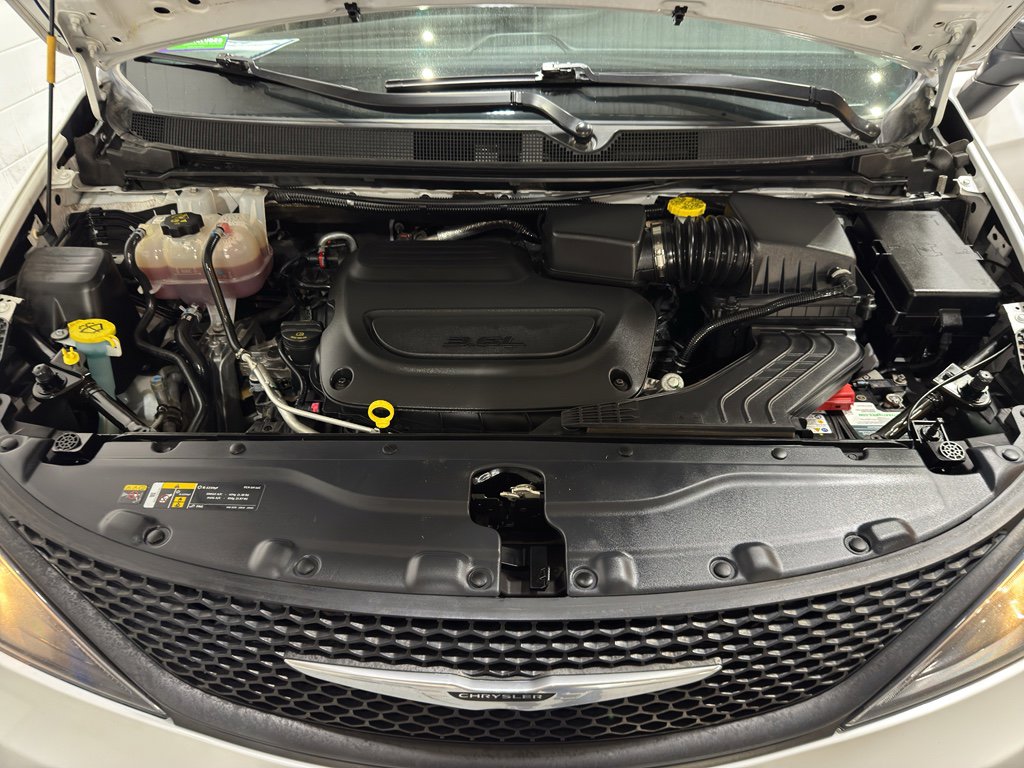 Used 2024 Chrysler Voyager LX image 36