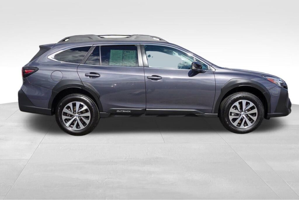 Used 2023 Subaru Outback Premium image 2