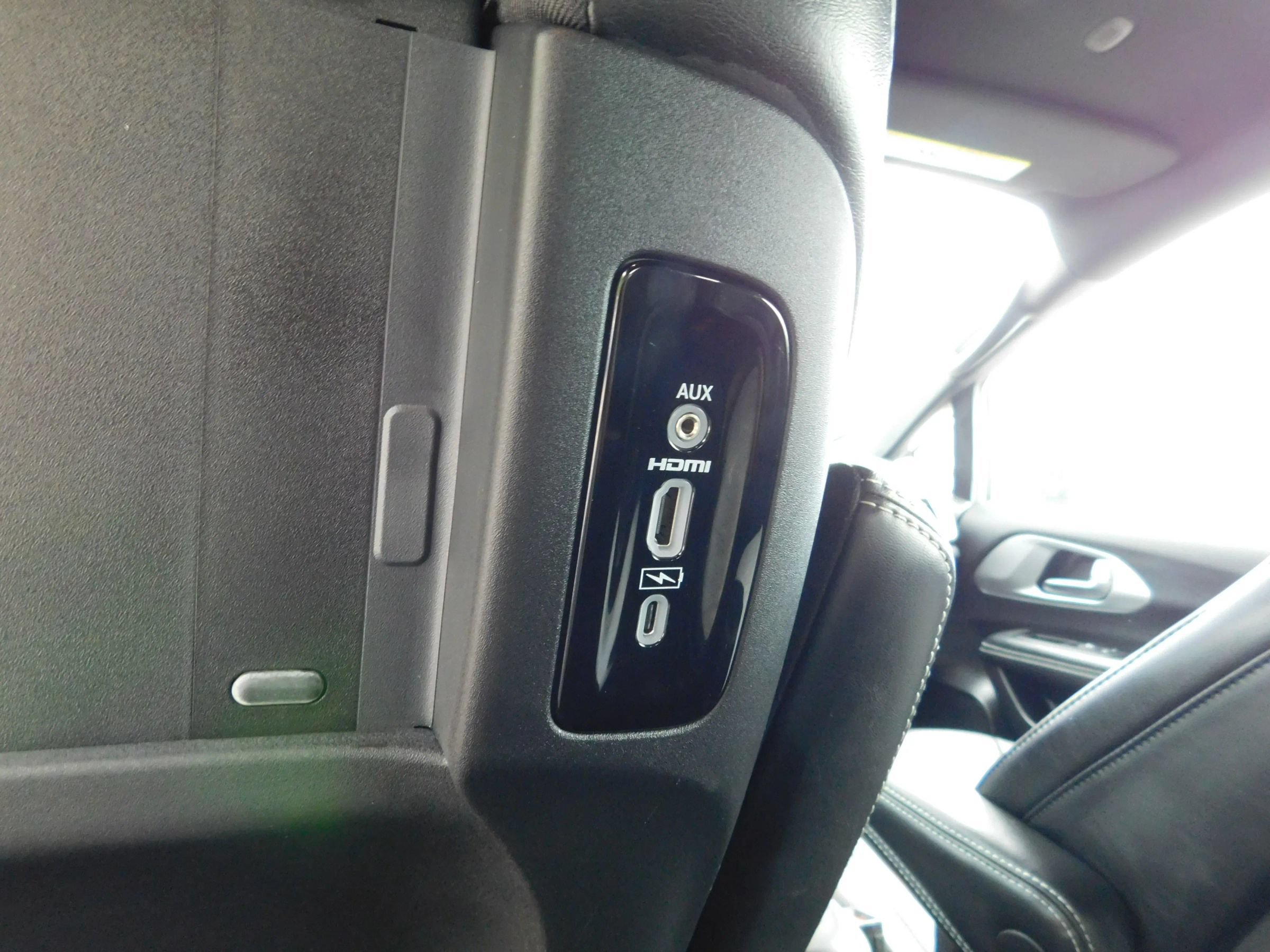 Used 2023 Chrysler Pacifica Touring-L w/ Uconnect Theater Family Group FWD image 16