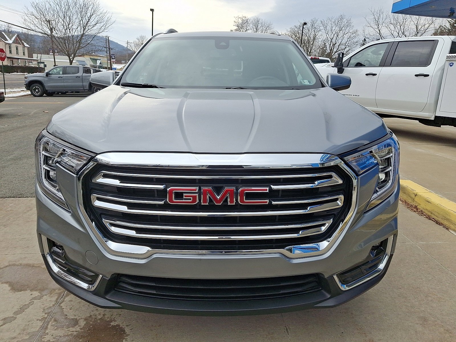 Used 2024 GMC Terrain SLT w/ Infotainment Package II image 2