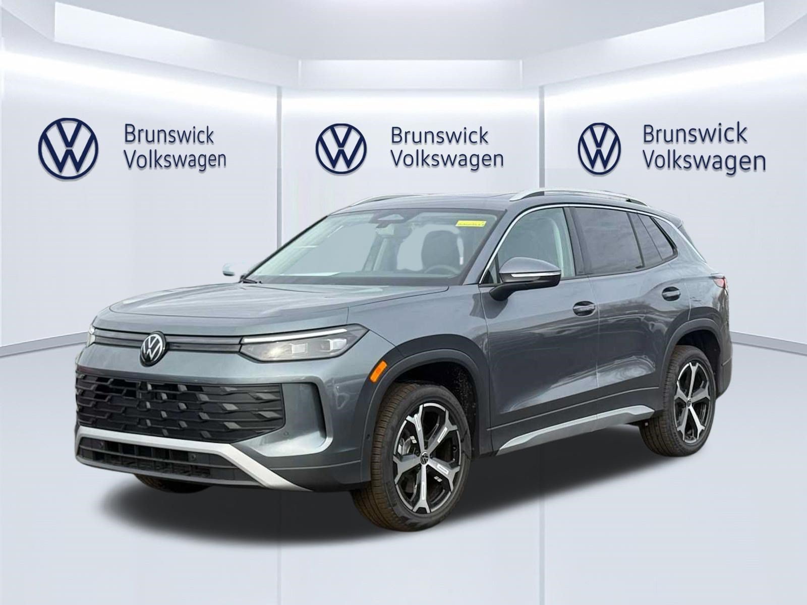 New 2026 Volkswagen Tiguan SE AWD/4WD image 1