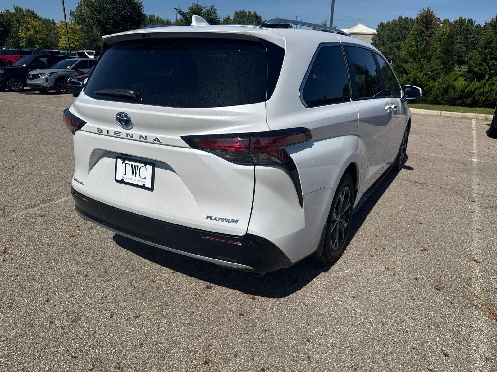 Used 2025 Toyota Sienna Platinum AWD/4WD image 5