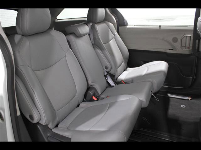 Used 2023 Toyota Sienna XLE FWD image 16