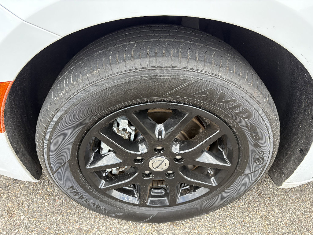 Used 2024 Chrysler Pacifica Touring-L image 9
