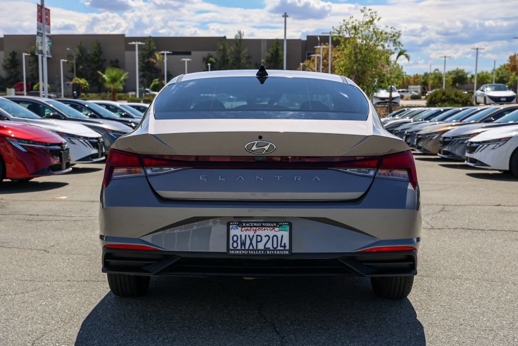 Used 2021 Hyundai Elantra SE FWD image 5