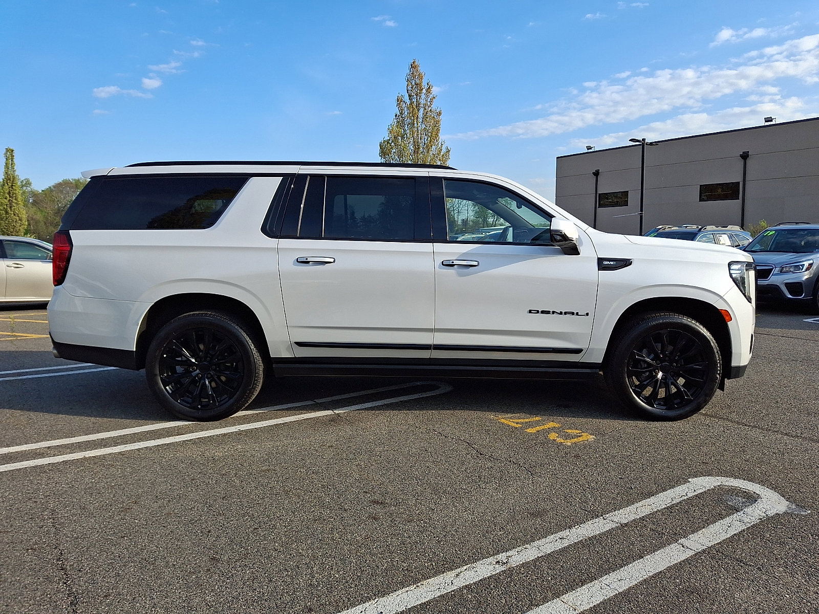 Used 2023 GMC Yukon XL Denali AWD/4WD image 7