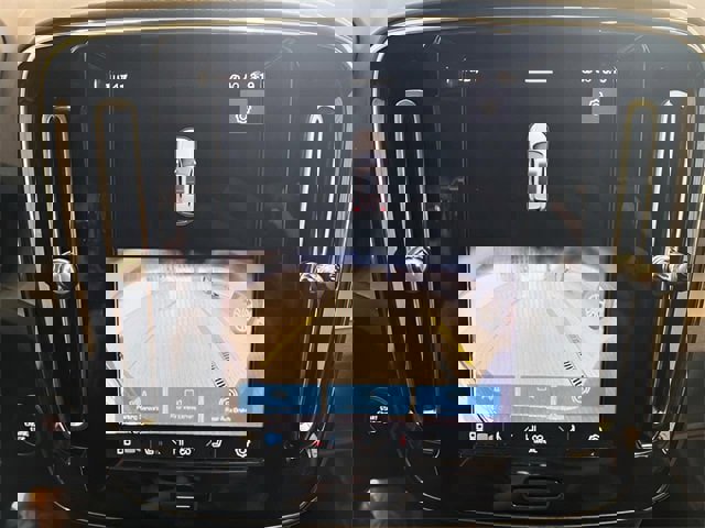 Used 2024 Volvo XC40 B5 Core image 19