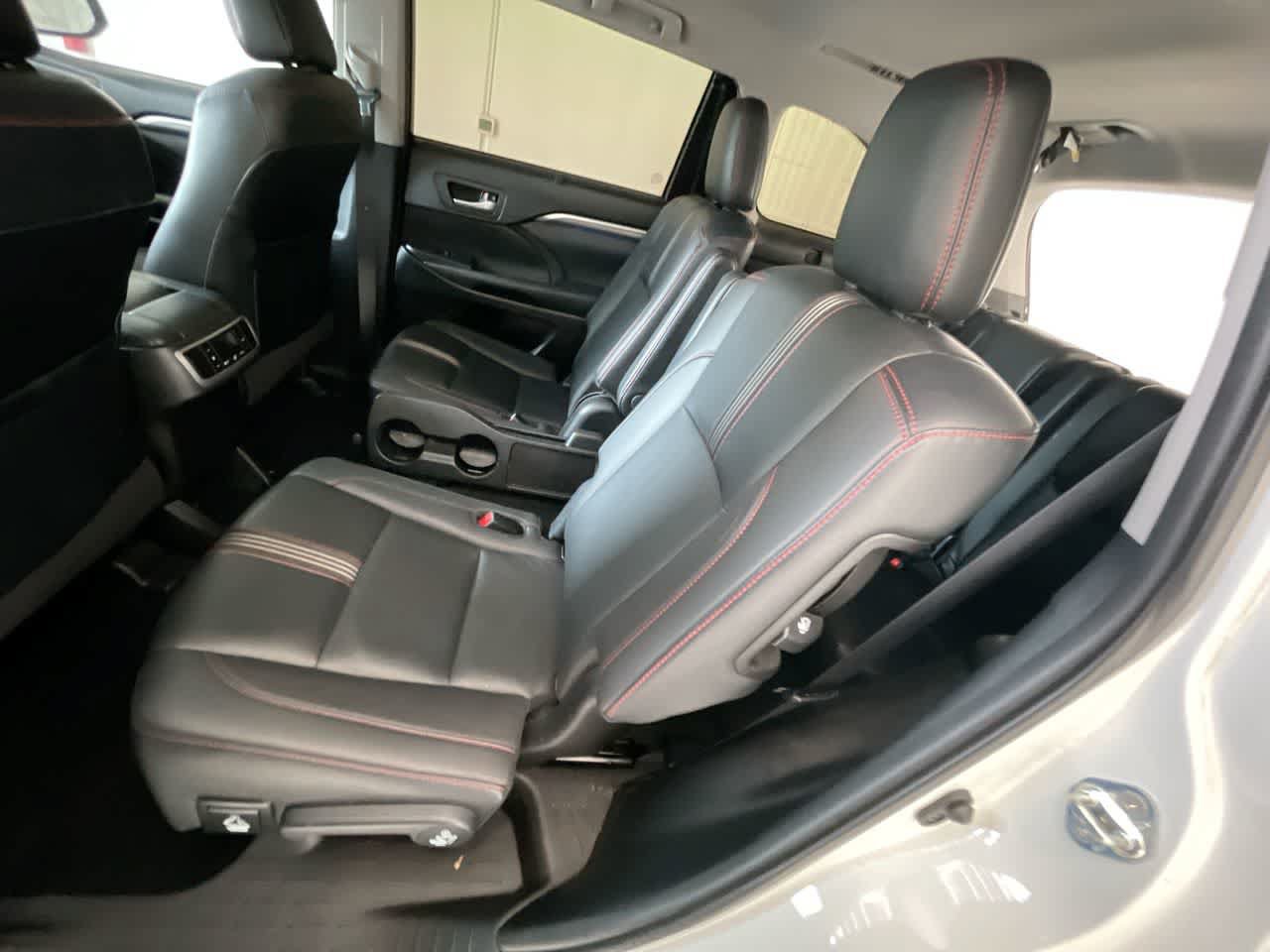 Used 2019 Toyota Highlander SE w/ Carpet Mat Package (TMS) AWD/4WD image 23