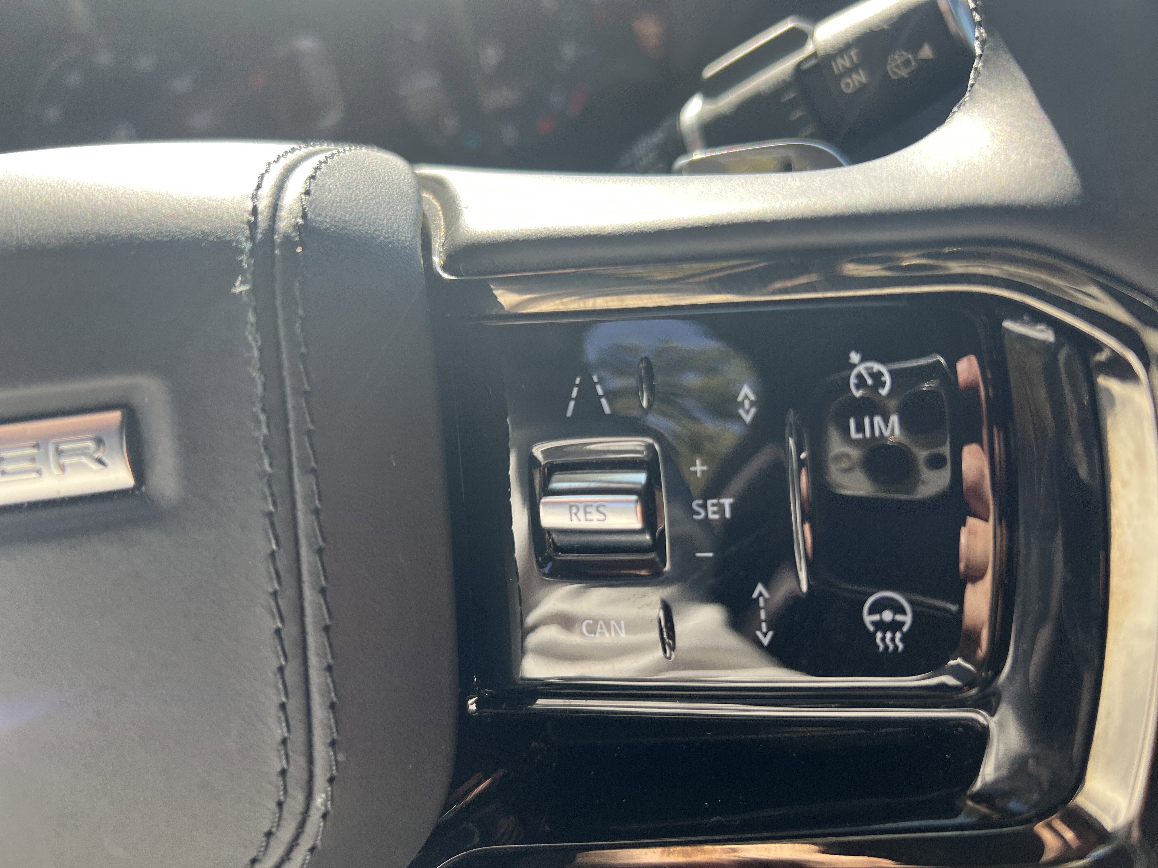 Certified 2024 Land Rover Range Rover Velar Dynamic SE image 13