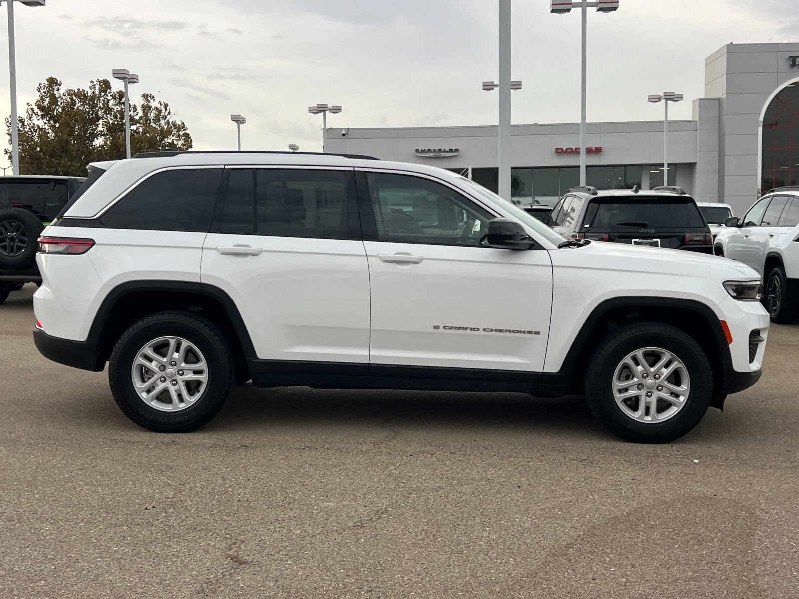 Used 2023 Jeep Grand Cherokee Laredo AWD/4WD image 3