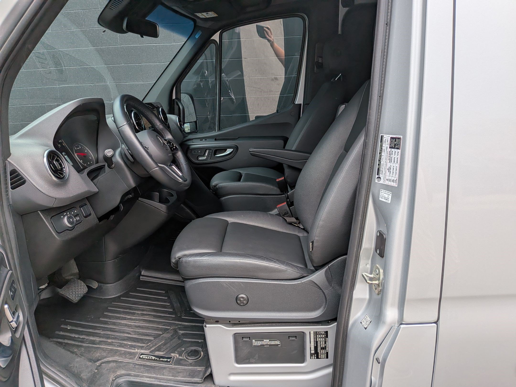 Used 2024 Mercedes-Benz Sprinter 2500 image 25