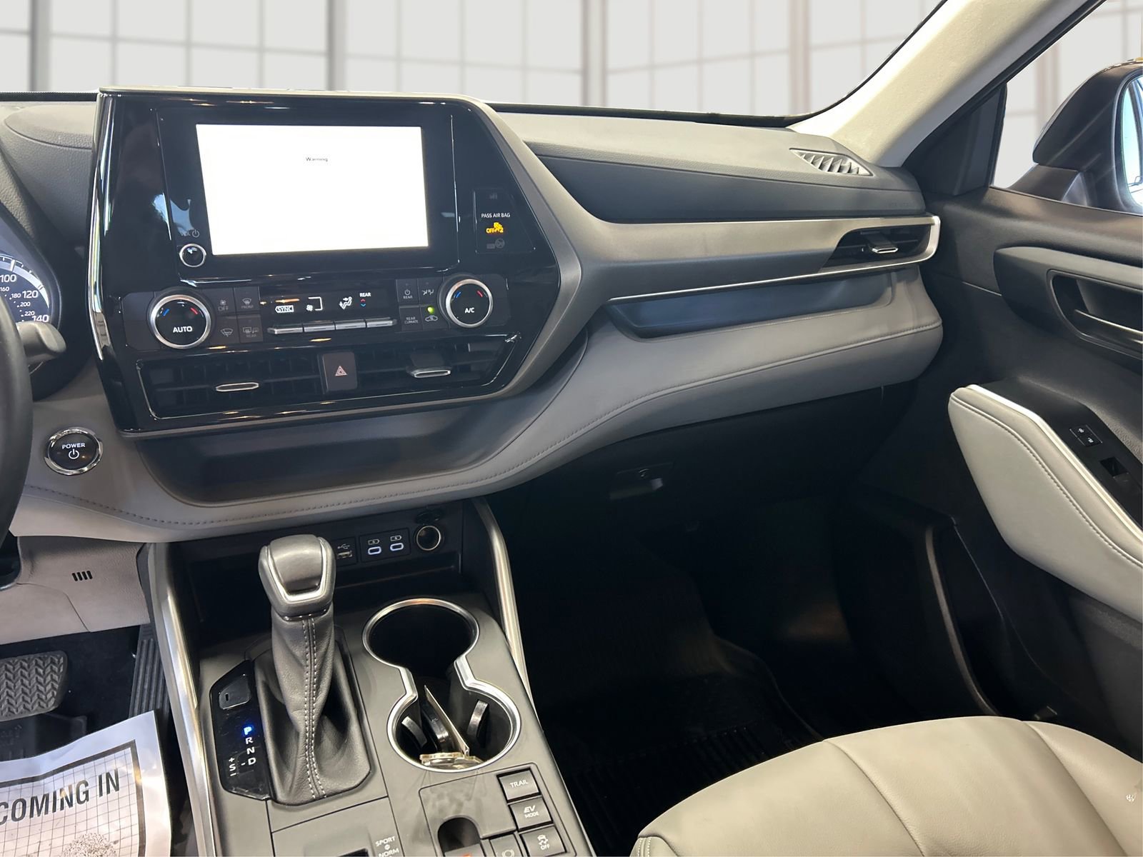 Used 2023 Toyota Highlander LE AWD/4WD image 12