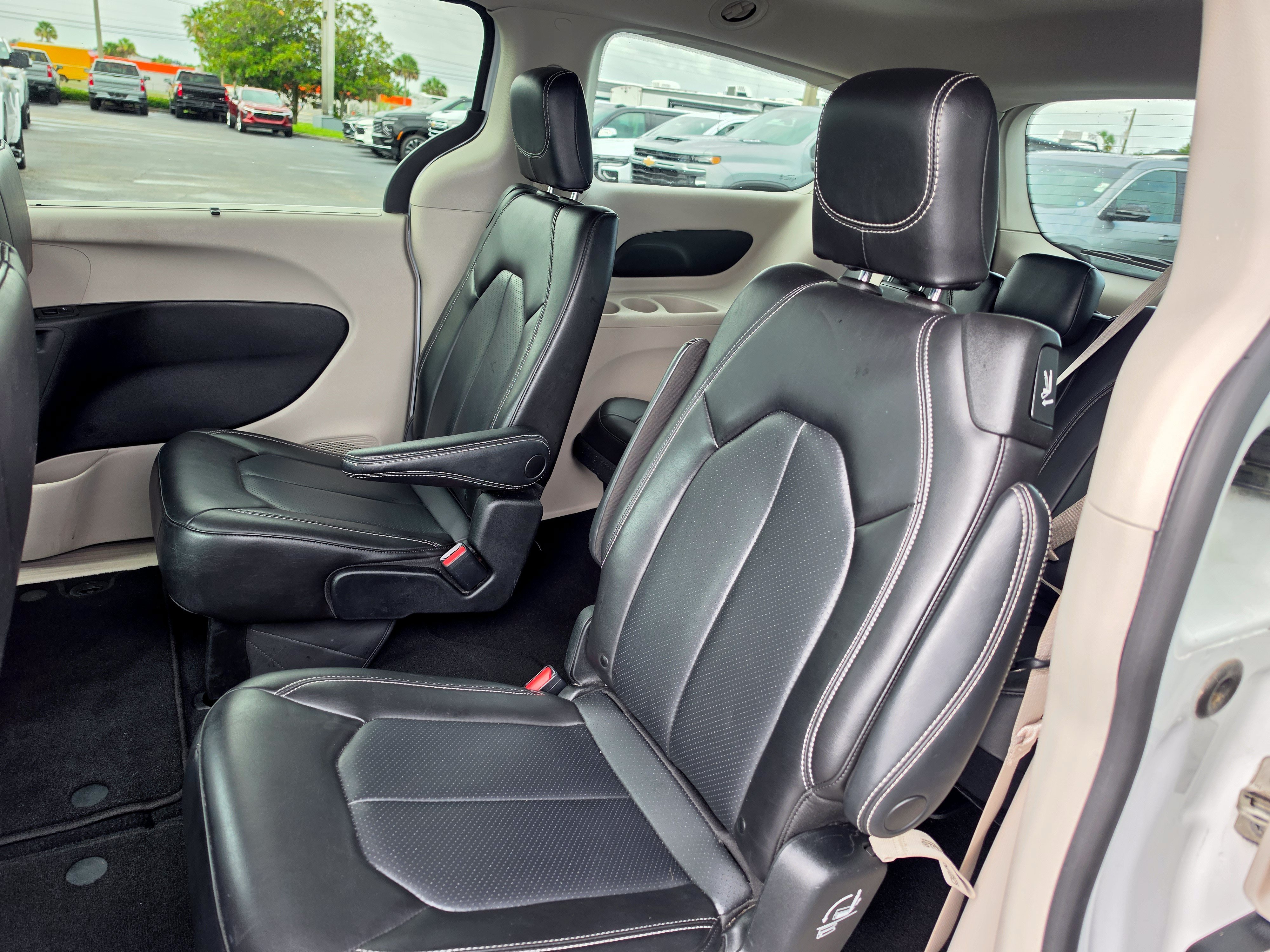 Used 2023 Chrysler Pacifica Touring-L FWD image 12