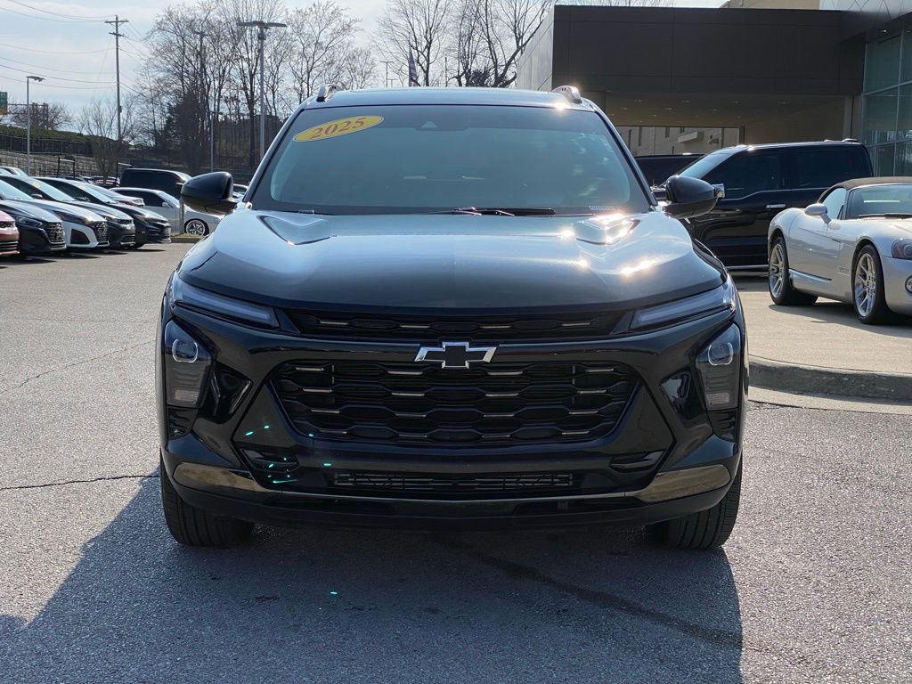 Used 2025 Chevrolet Trax ACTIV w/ Sunroof Package image 2