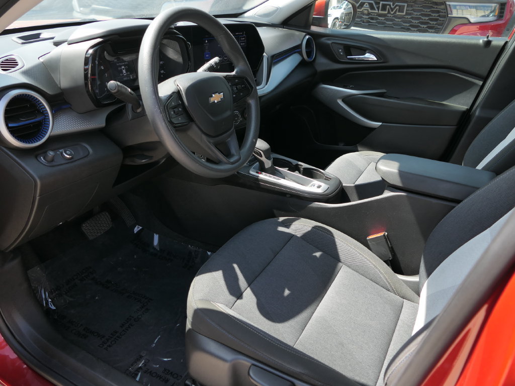 Used 2024 Chevrolet Trax LS w/ LS Convenience Package FWD image 9