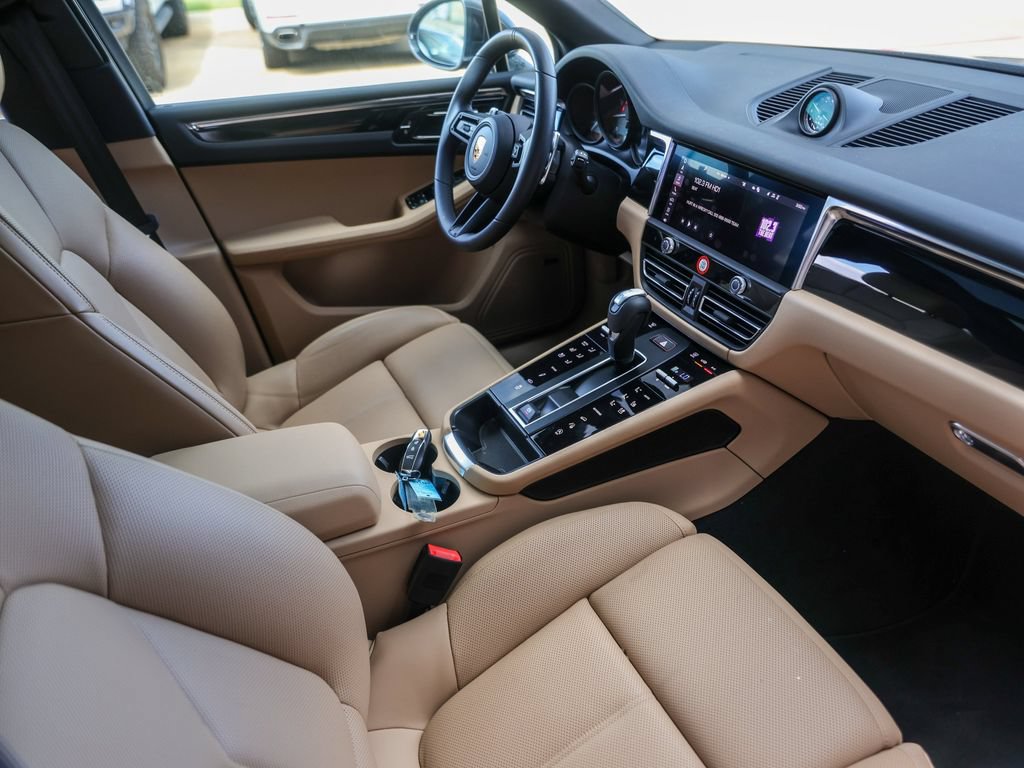 Certified 2026 Porsche Macan AWD/4WD image 36