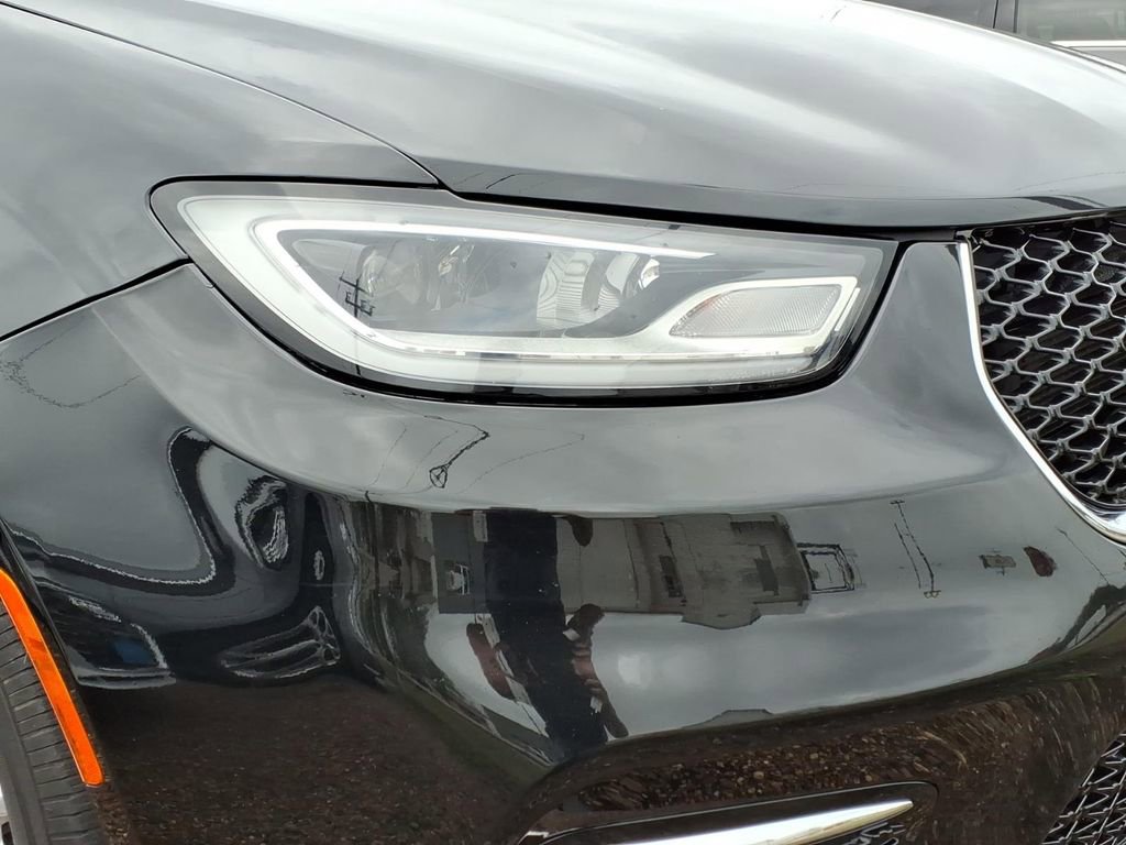Used 2023 Chrysler Pacifica Touring-L image 6