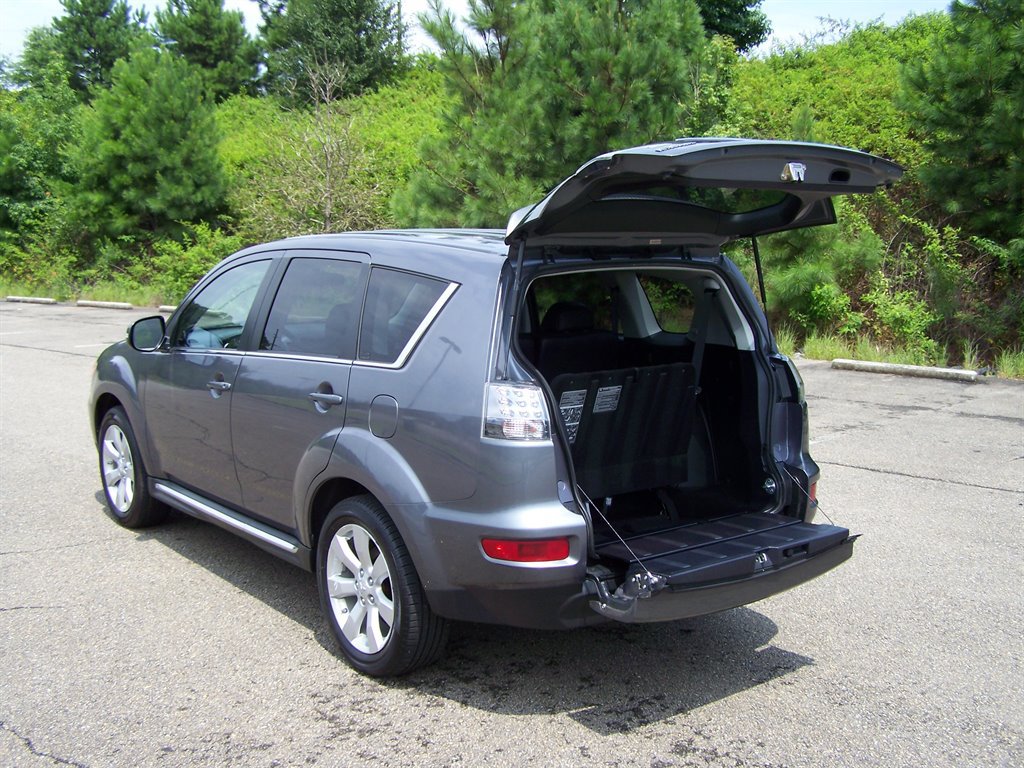 Used 2010 Mitsubishi Outlander GT AWD/4WD image 3