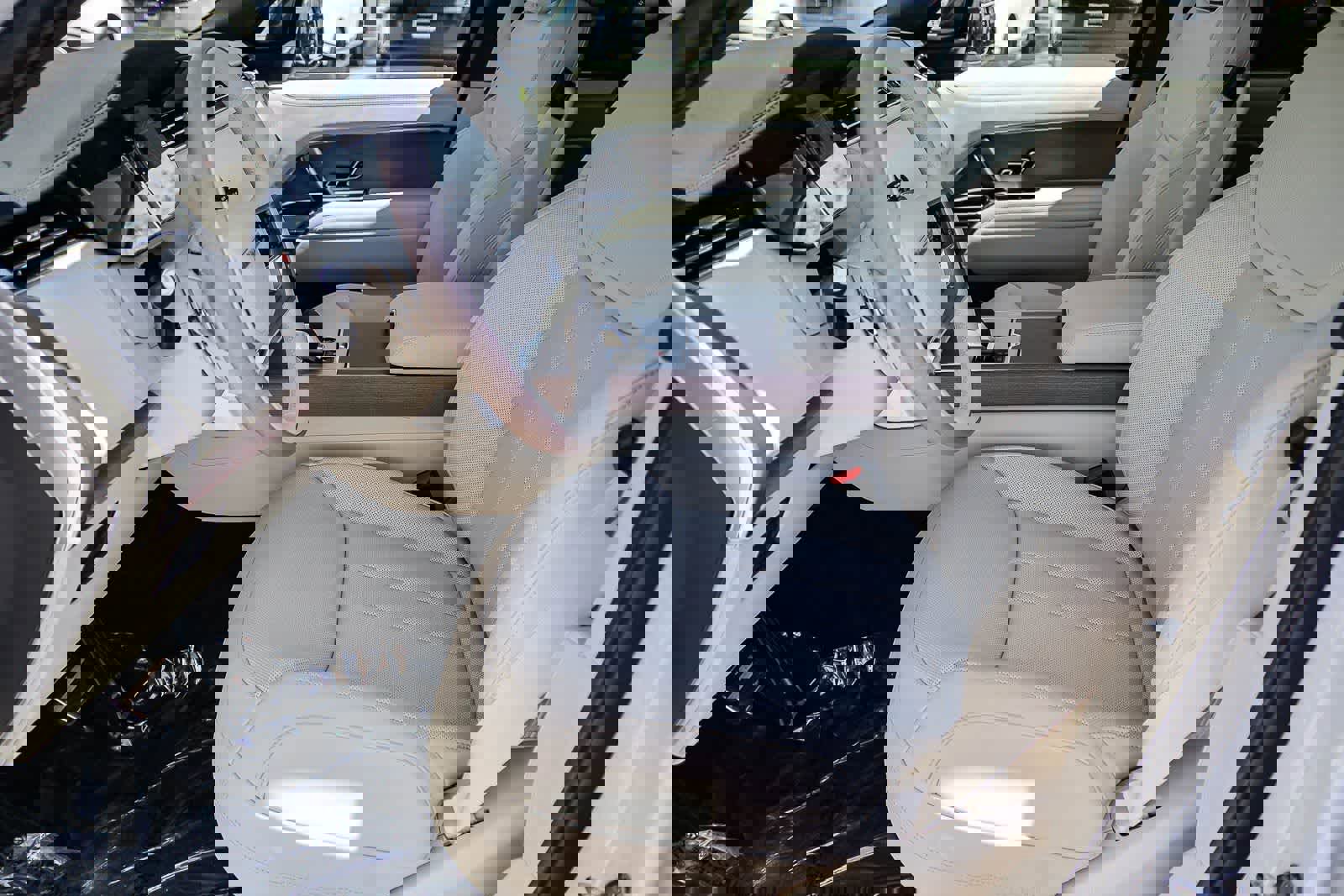 New 2026 Land Rover Range Rover Long Wheelbase SE image 19