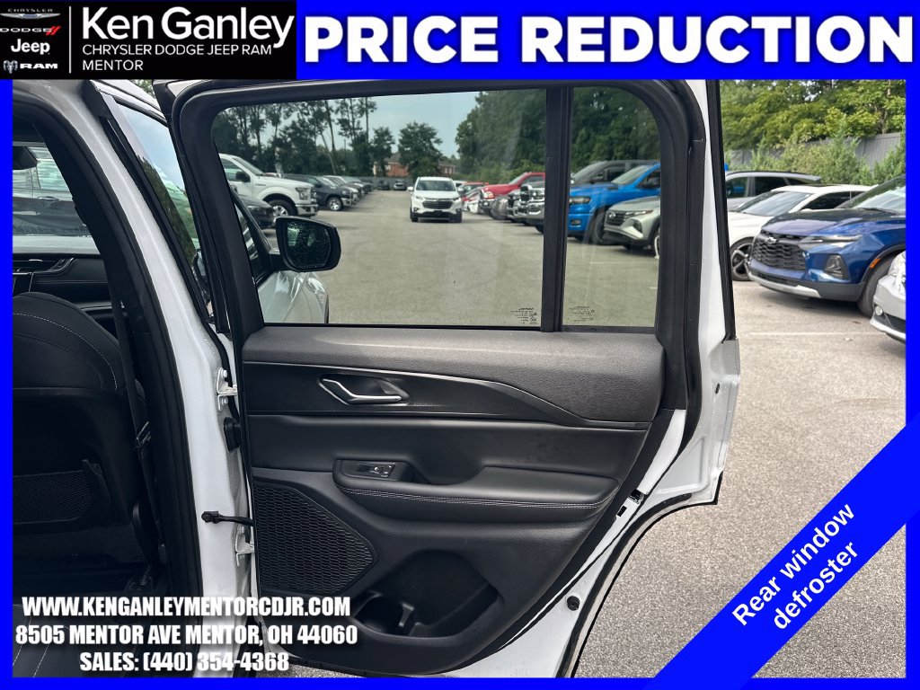 Used 2025 Jeep Grand Cherokee Laredo AWD/4WD image 24