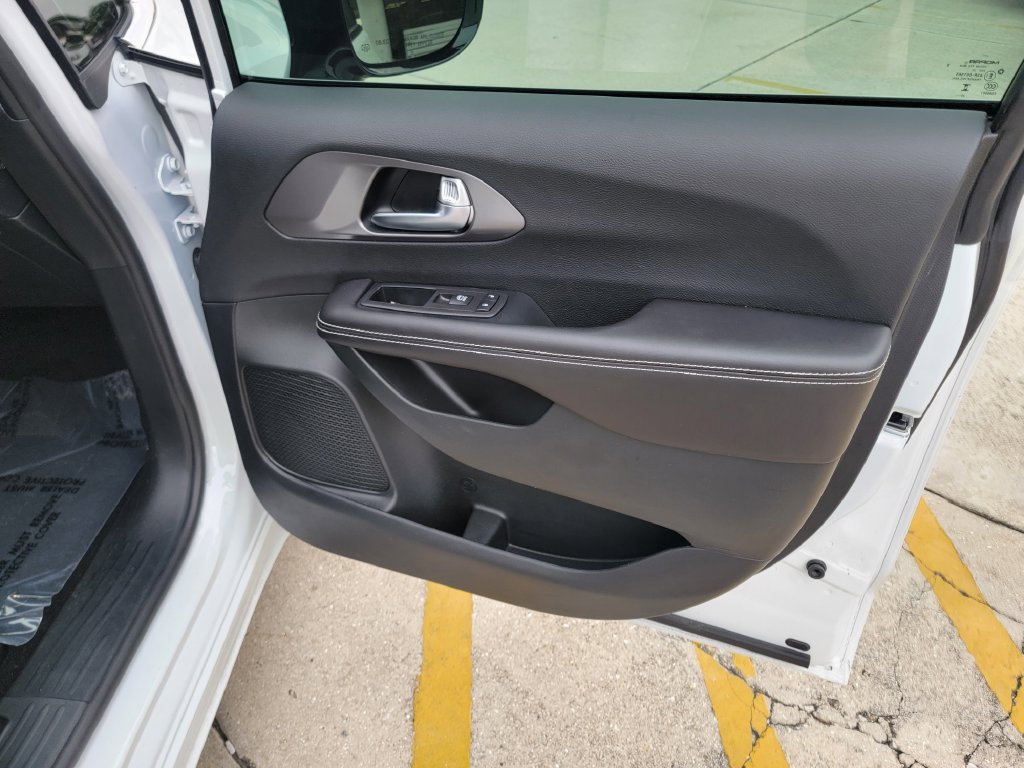 Used 2026 Chrysler Pacifica Select FWD image 14