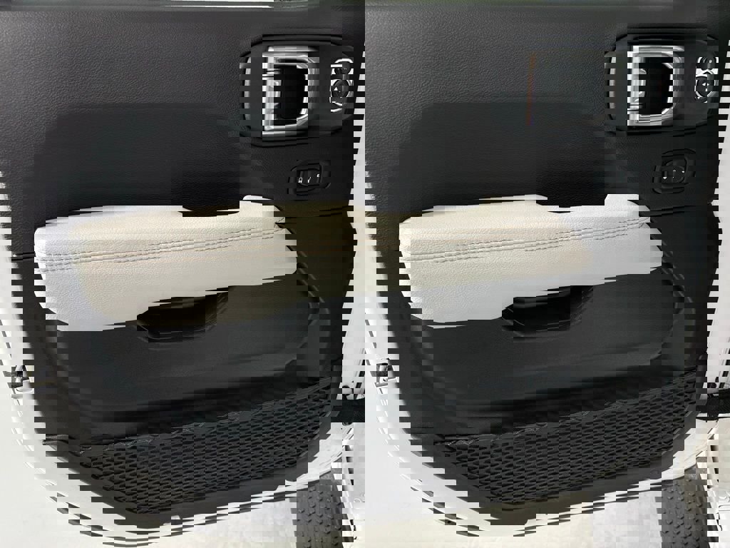 Used 2023 Jeep Wrangler Unlimited Sahara image 14