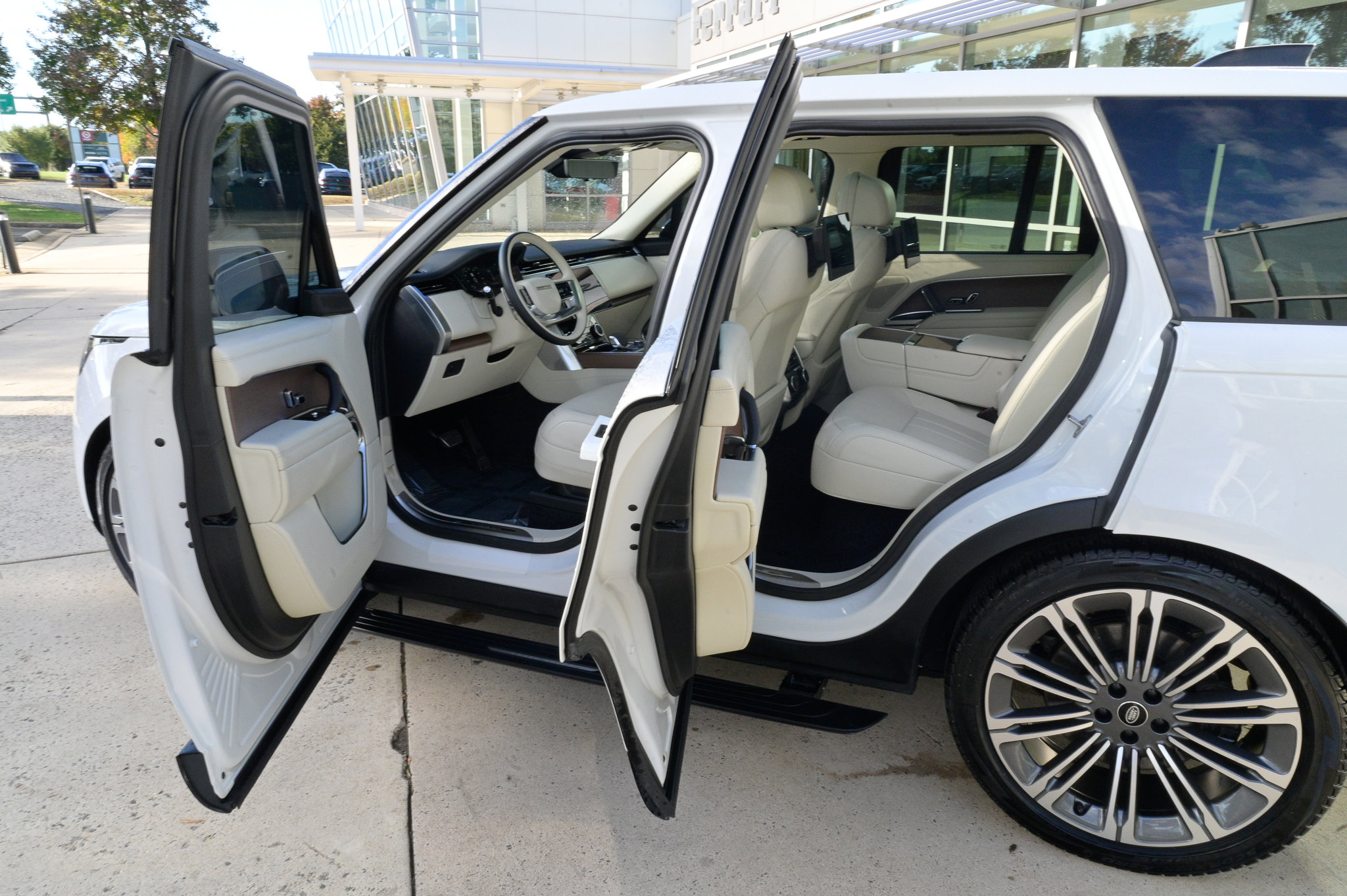 Used 2023 Land Rover Range Rover Autobiography image 33