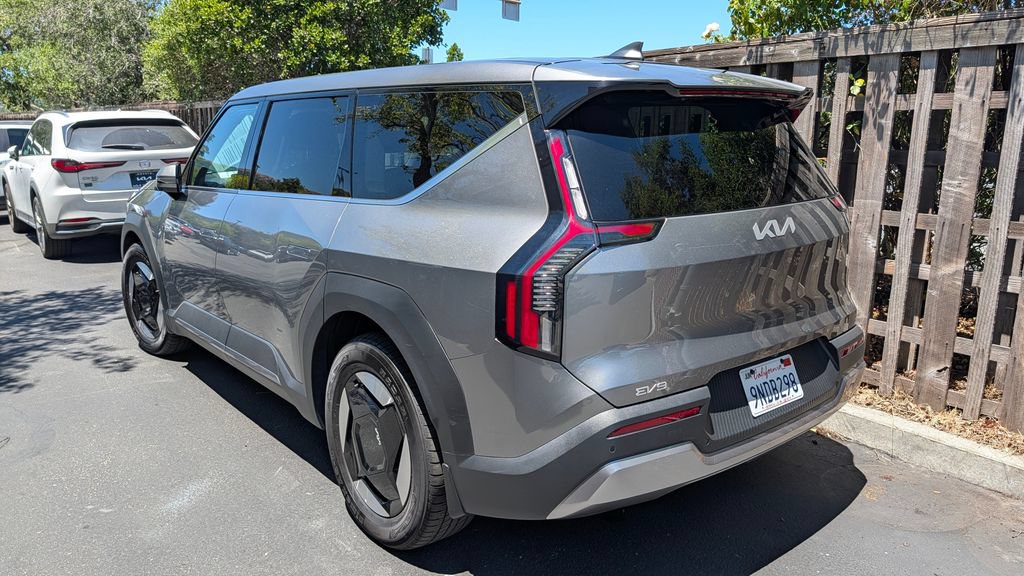 Used 2024 Kia EV9 Light Long Range RWD image 3