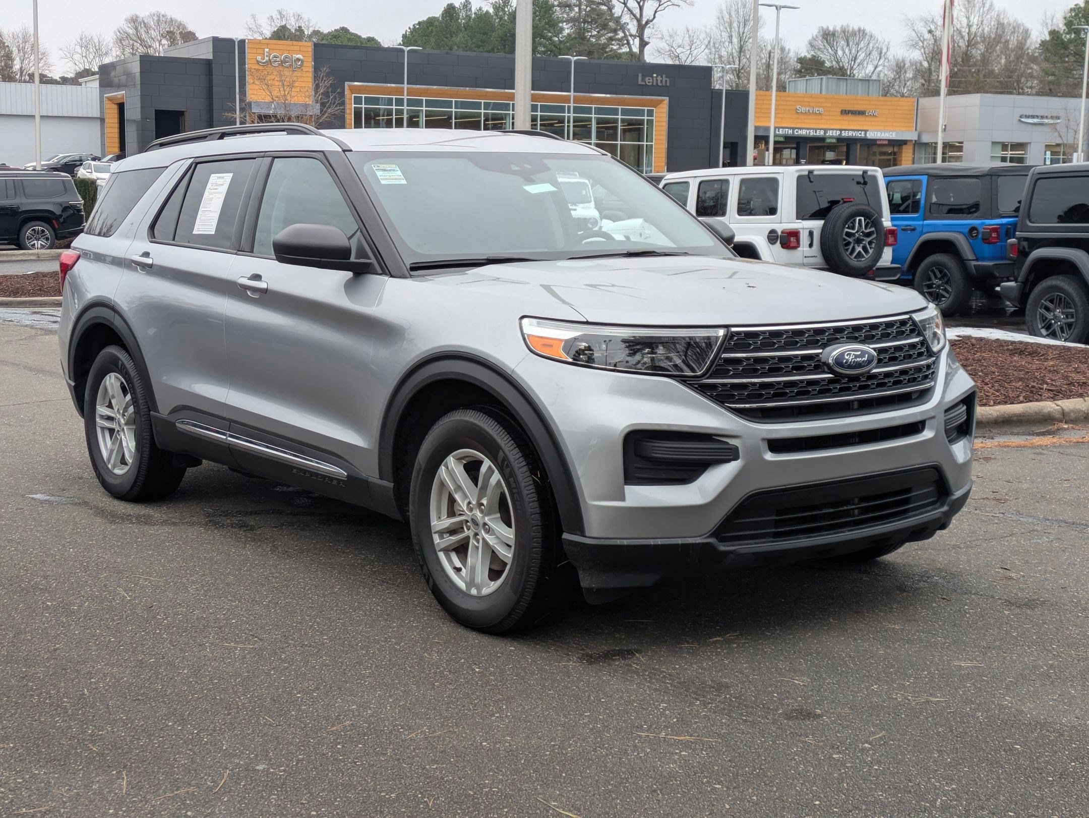 Used 2021 Ford Explorer XLT image 3