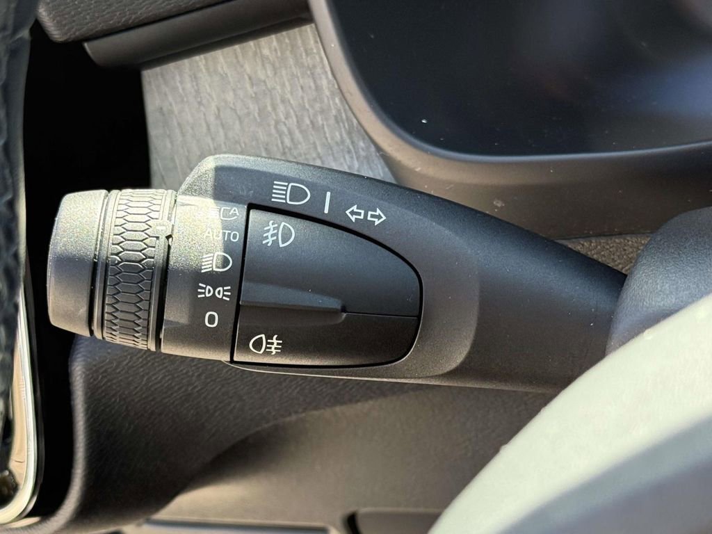 Used 2024 Volvo XC40 B5 Plus w/ Climate Package AWD/4WD image 28