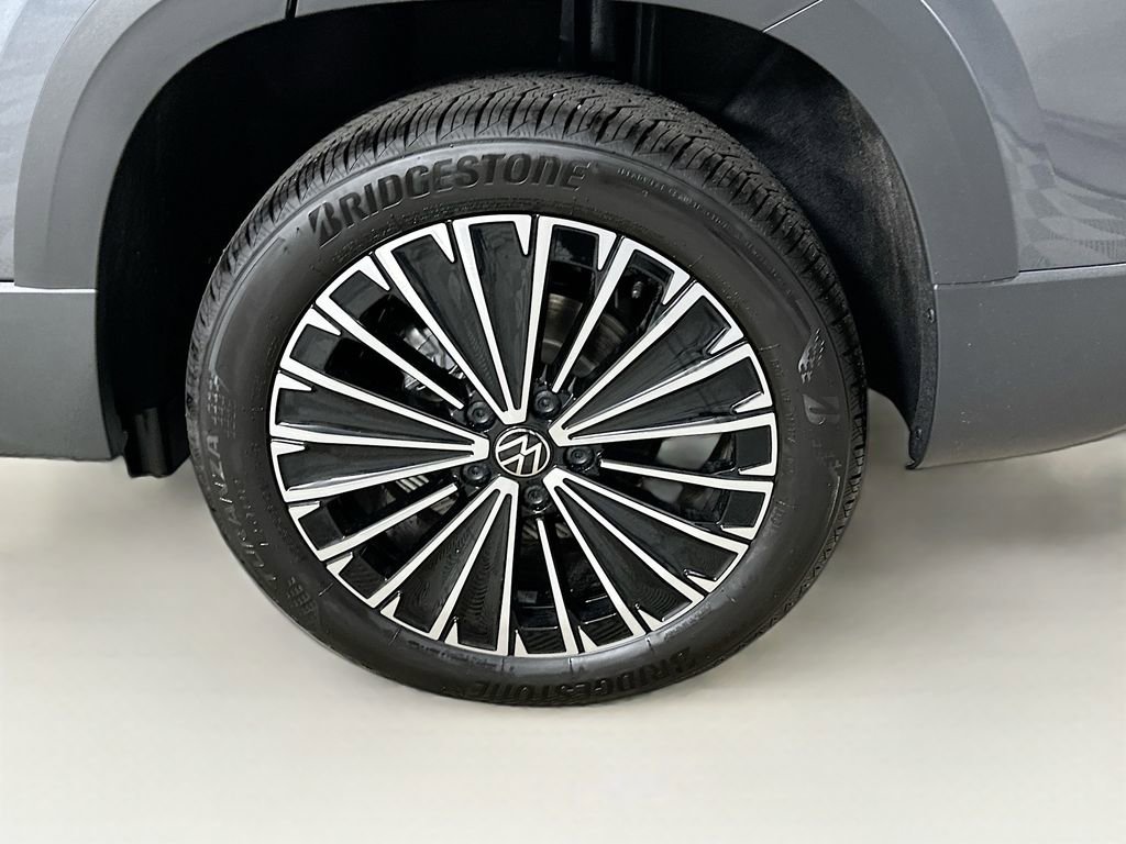 Used 2025 Volkswagen Taos SE FWD image 25