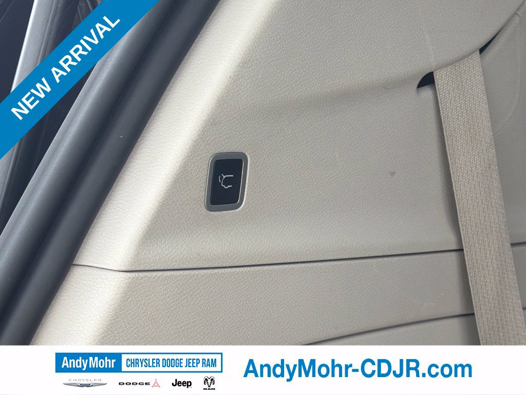 Used 2024 Chrysler Pacifica Touring-L FWD image 24