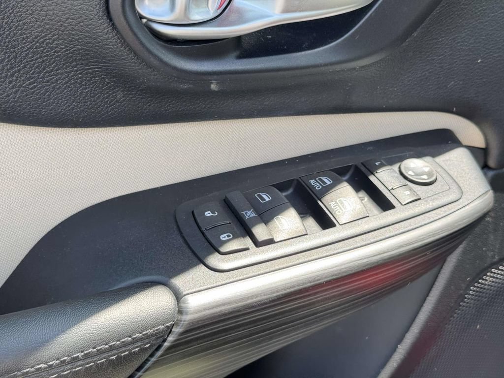 Used 2016 Jeep Cherokee Latitude AWD/4WD image 14