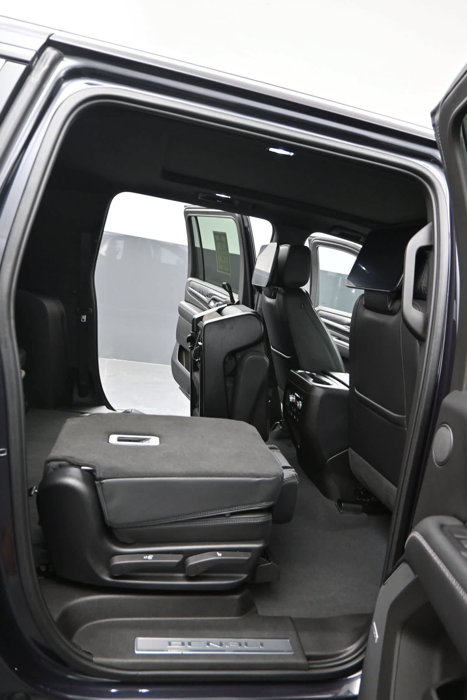 Used 2024 GMC Yukon XL Denali w/ Advanced Technology Package AWD/4WD image 16