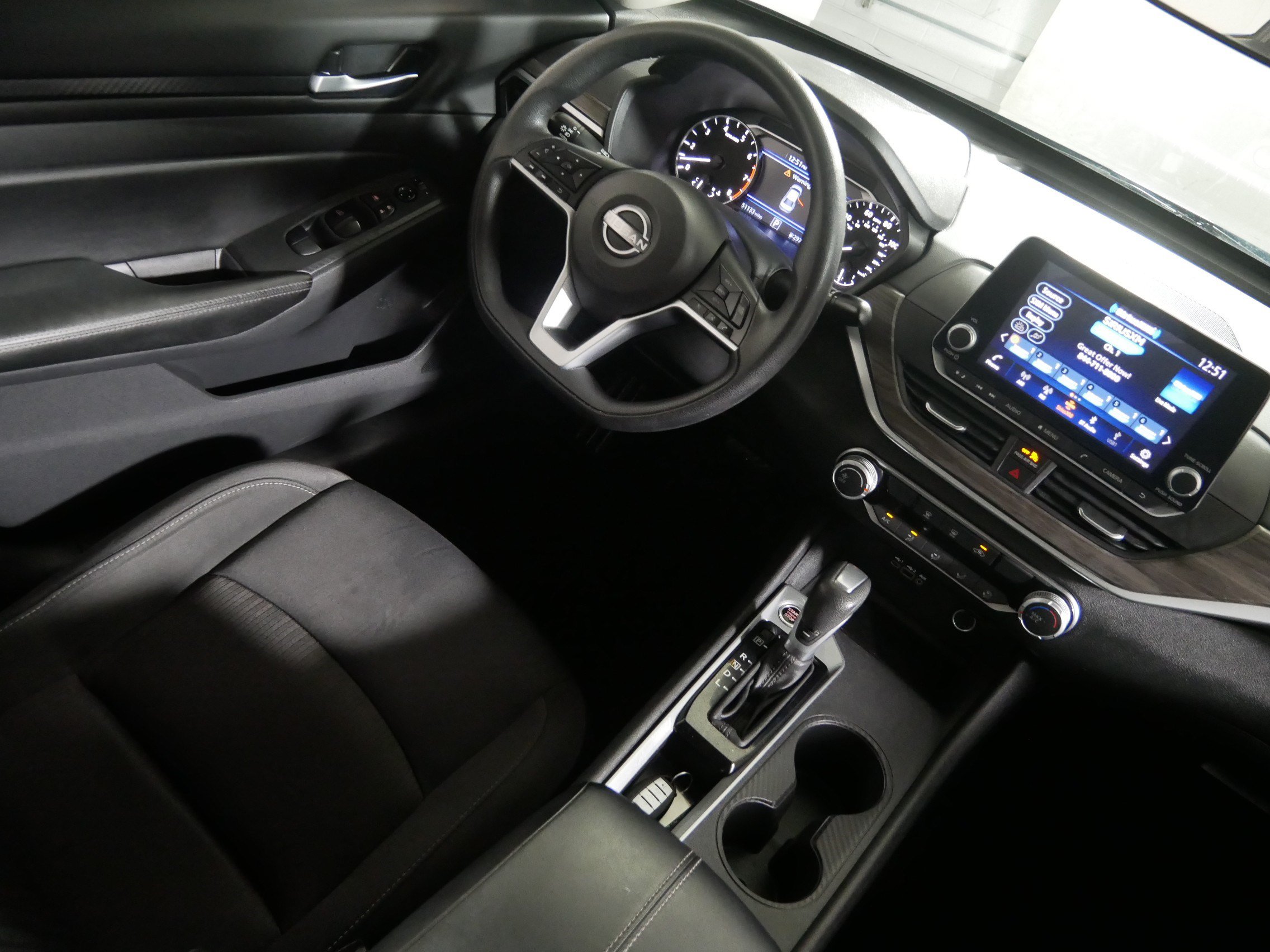 Used 2025 Nissan Altima 2.5 SV FWD image 9