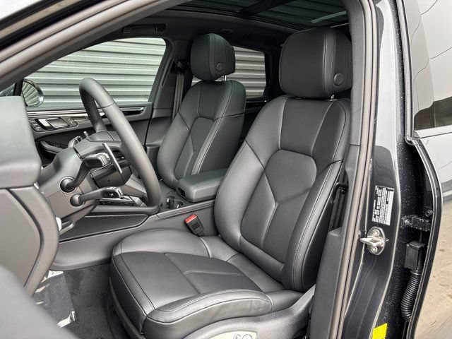 Certified 2026 Porsche Macan AWD/4WD image 5