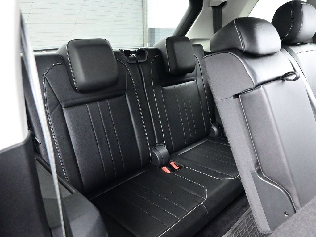 Used 2022 Volkswagen Tiguan SE image 32