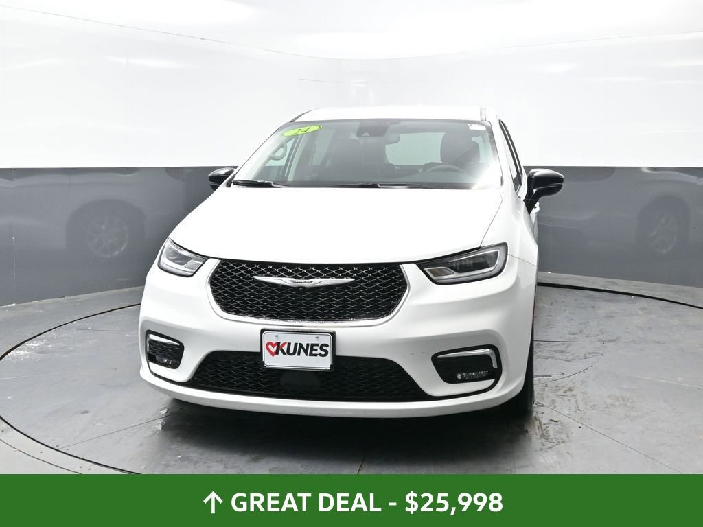 Used 2024 Chrysler Pacifica Touring-L image 7