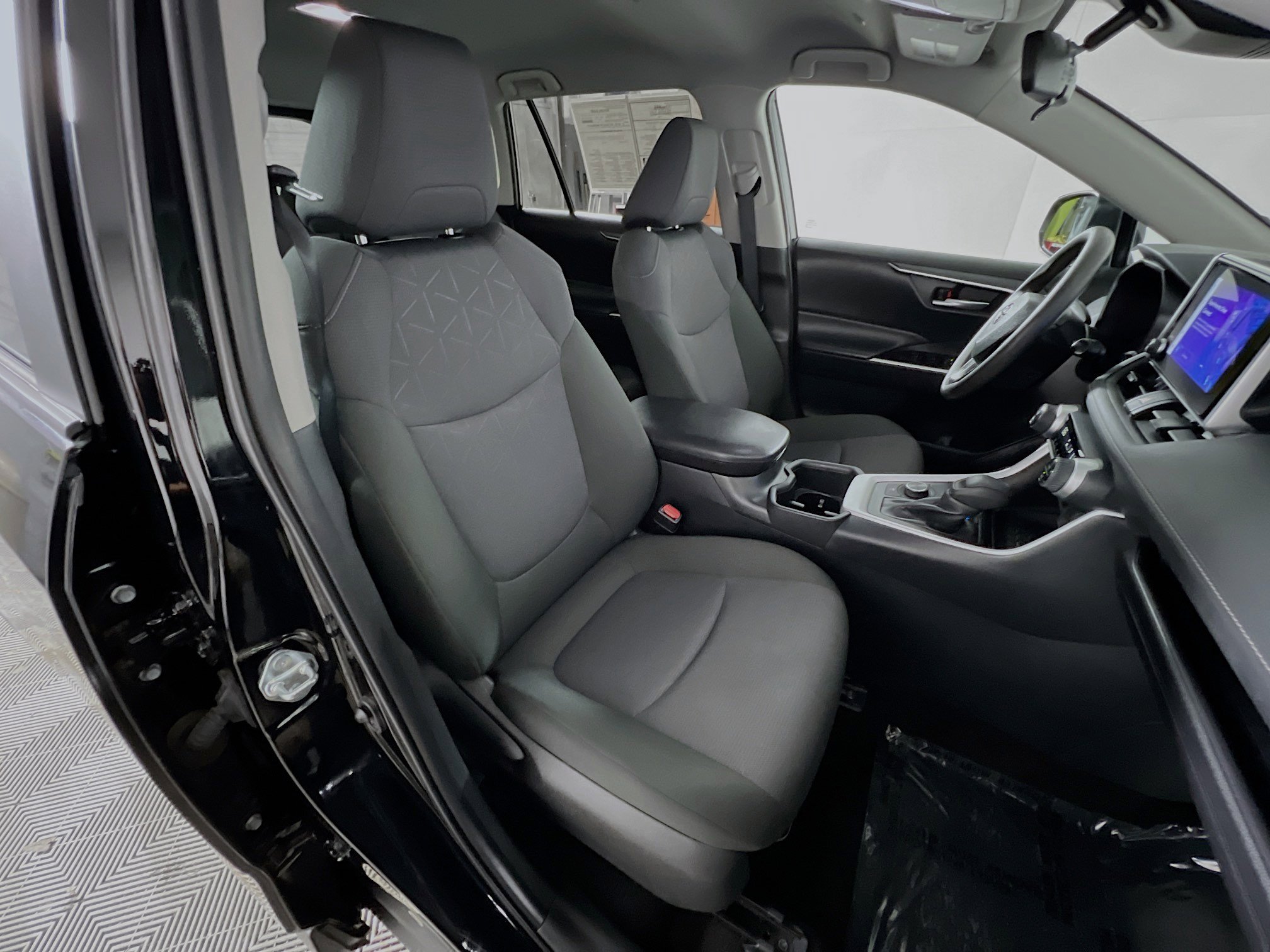 Used 2025 Toyota RAV4 XLE image 31