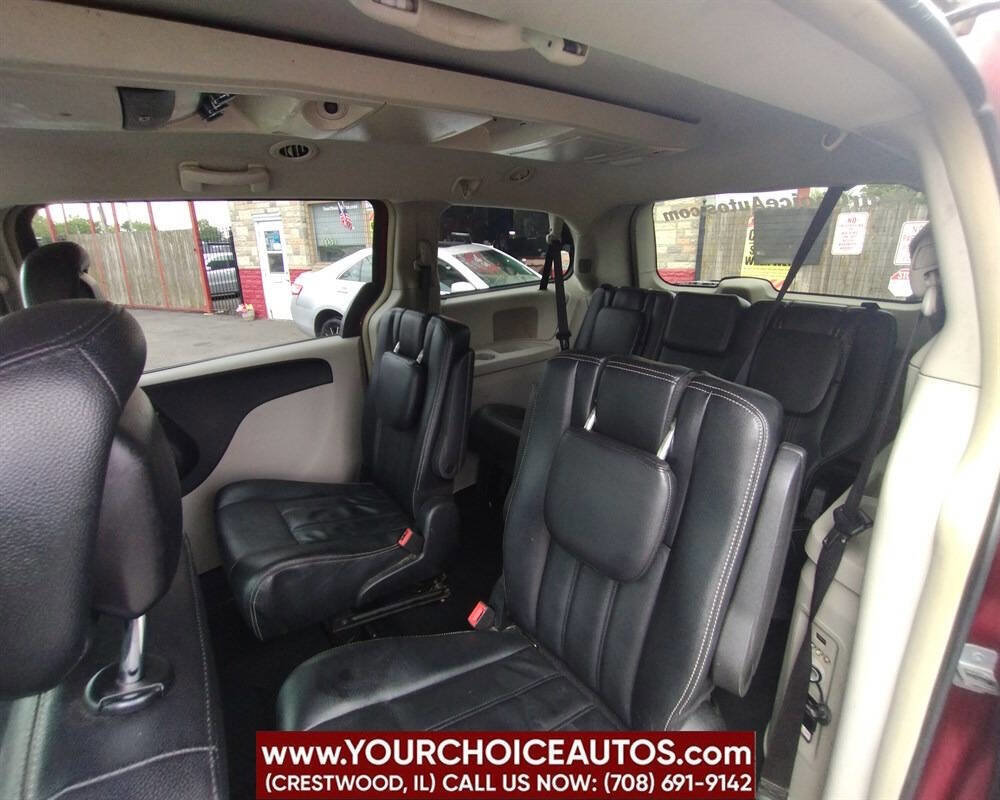 Used 2015 Chrysler Town & Country Touring image 17