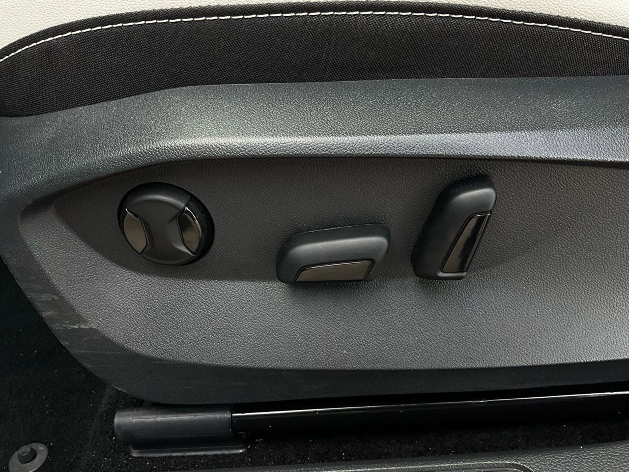 Used 2025 Volkswagen Taos SE image 11