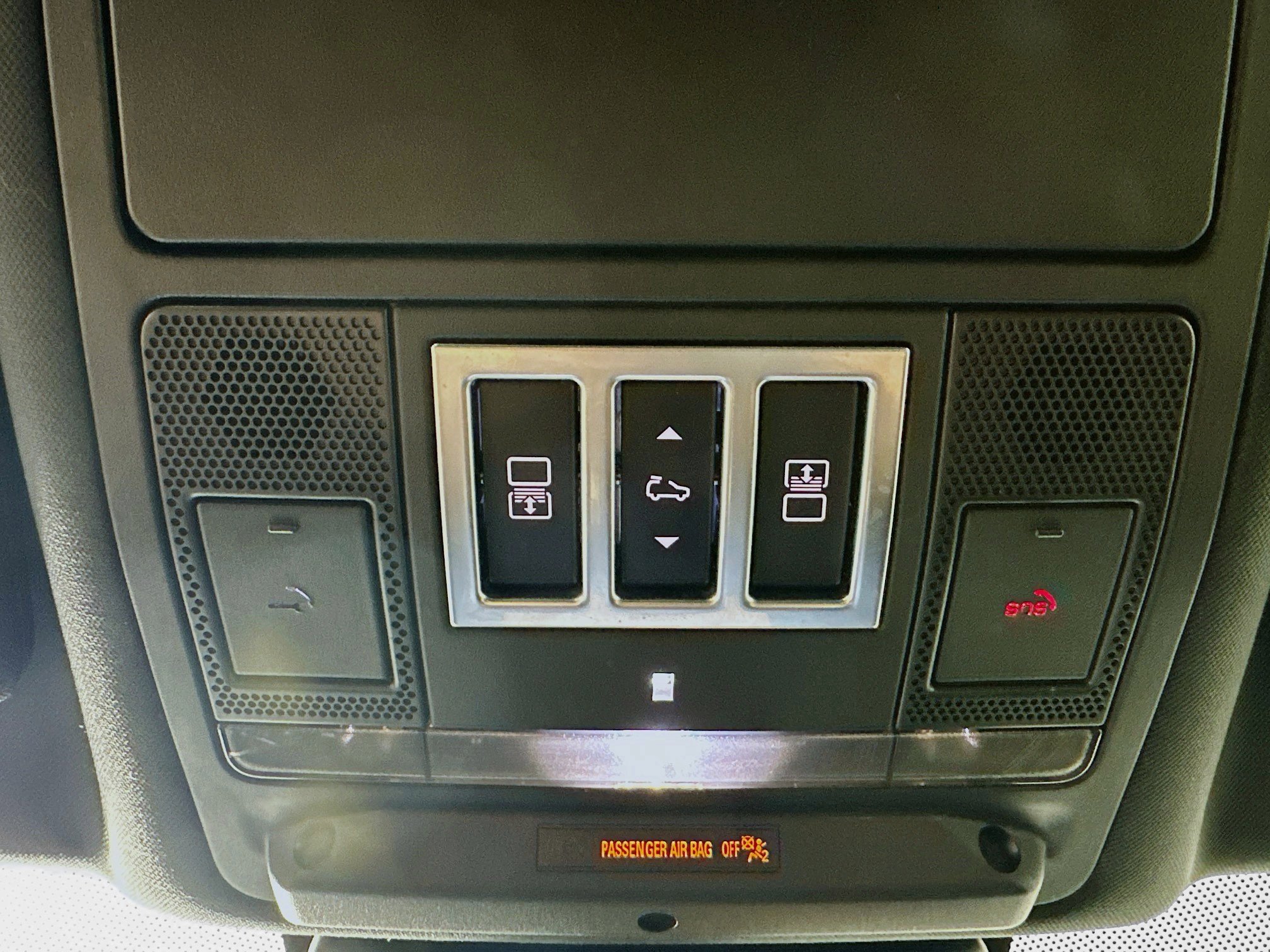 Used 2020 Land Rover Discovery SE image 30