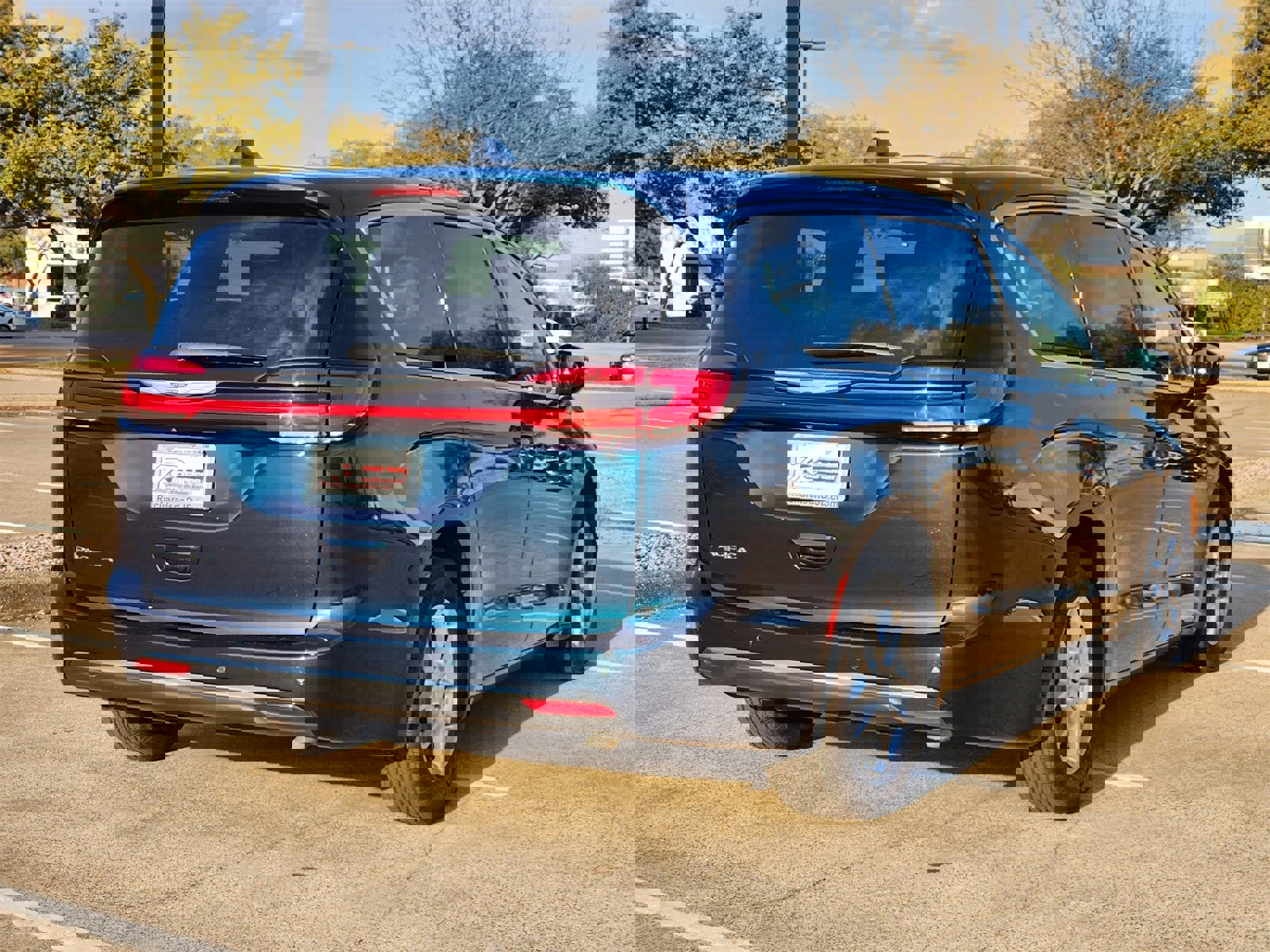 Certified 2024 Chrysler Pacifica Touring-L image 6