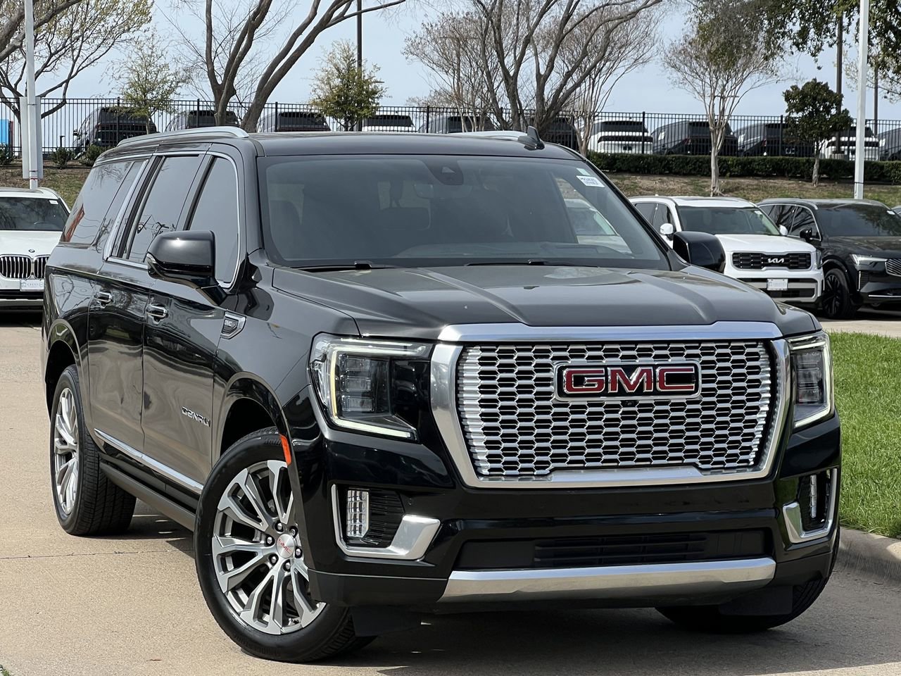Used 2021 GMC Yukon XL Denali w/ Denali Premium Package image 2