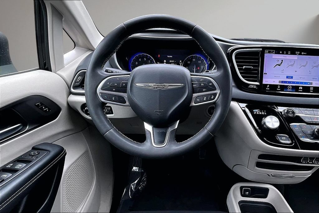 Used 2023 Chrysler Pacifica Touring-L FWD image 9