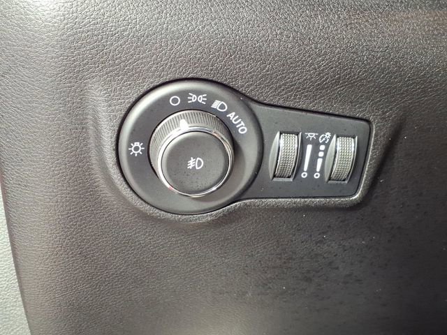 Used 2023 Jeep Compass Limited image 27