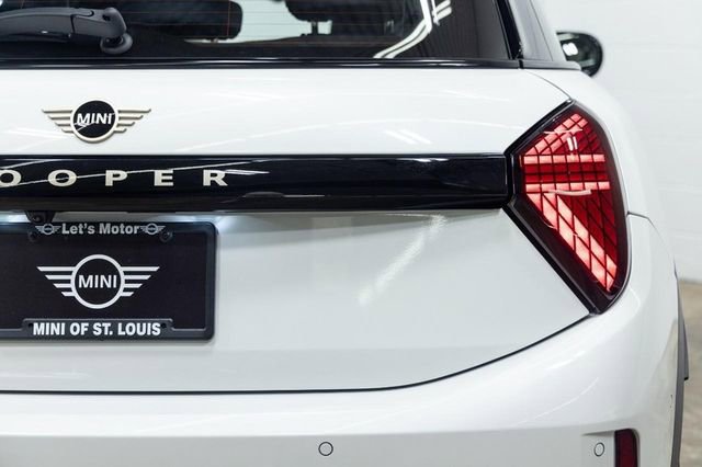 Used 2025 MINI Cooper 4-Door Hardtop image 11